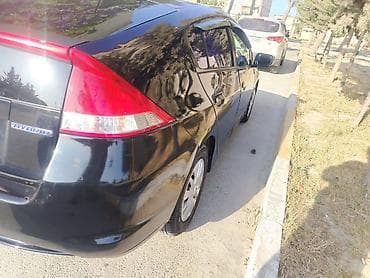 mikroavtobus satisi: Honda Insight Hybrid – 5 qapılı hetçbek, qara rəng. - Yapon hibrid — 4