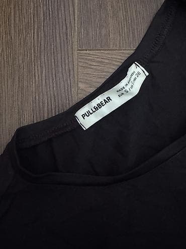 usta geyimi: Pull&Bear qara T‑shirt - Model: Klassik qısaqoll T‑shirt - Rəng — 2