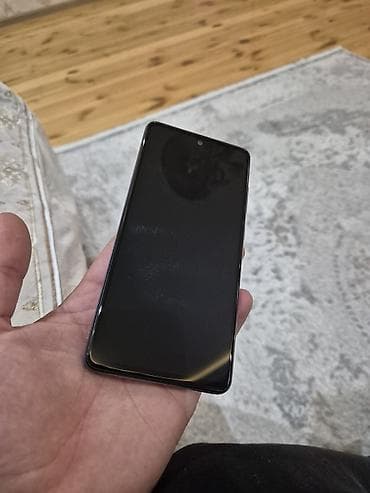 Telefon ideal vəzyətdədir tək qüsuru ekranda qırzartı var yüngün onda