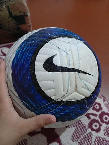 Мячи: Nike futbol topu - Rəng və dizayn: Ağ əsas rəng üzərində mavi-qara — 1