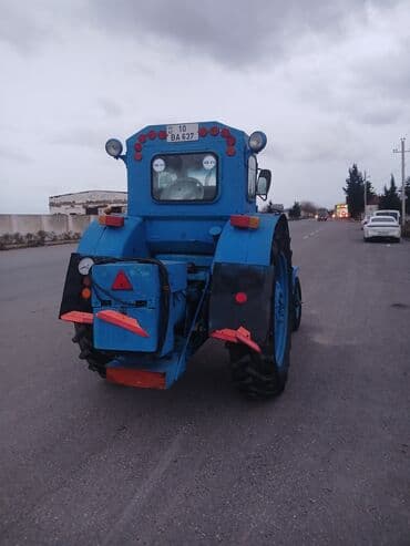 kon traktor: Mavi rəngli təkərli traktor Texniki xüsusiyyətlər: - Ön təkərli (2WD) — 3