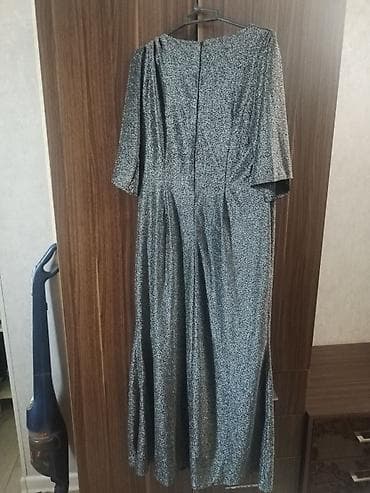 Gümüşü parıltılı, uzun ziyafət paltarı. - Model: ön hissəsi qiyçılı