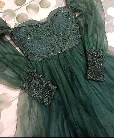 koja etek: Tünd yaşıl rəngdə zərif qısa ziyafət paltarı. Çox qısa deyil. - — 3