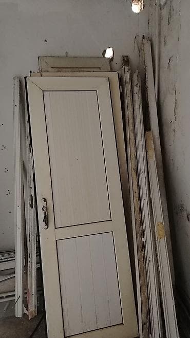 termos qab: Ağ rəngli taxta qapılar və qutu-setləri - Material: ağ rəngə boyanmış — 1