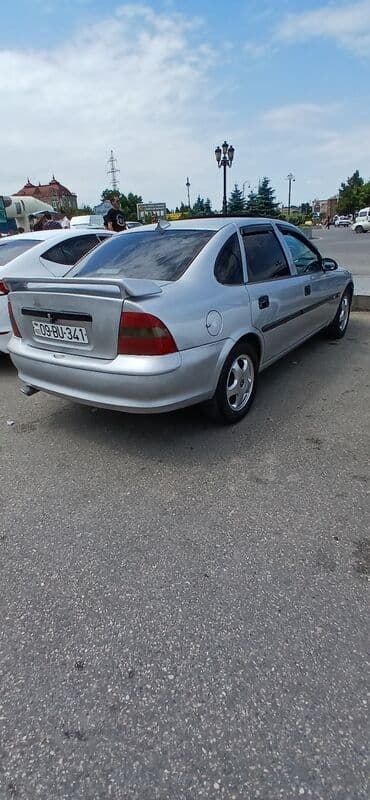 i̇şlənmiş təkərlər 16: Opel Vectra B modeli, gümüşü rəngdə sedan kuzov tipinə malikdir — 3