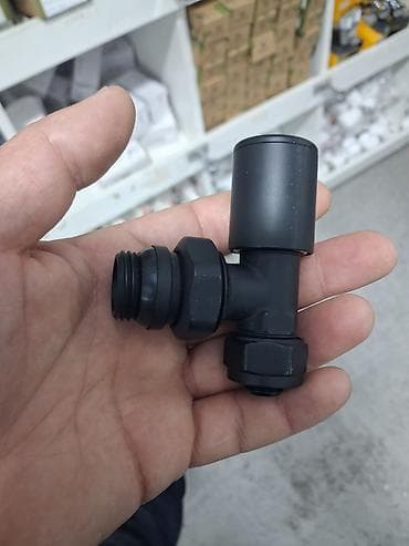 Qara 90° bucaq formalı plastik fitinq – pnevmatik və suvarma