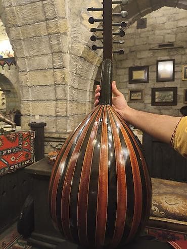 gitara sim: Ud – Şərq simli musiqi aləti Xüsusiyyətlər: - Korpus: çoxzolaqlı — 1