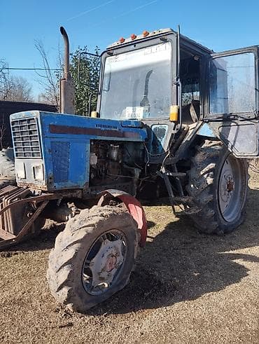 Traktor MTZ (Belarus) – kabinəli, dörd təkərli, ön çəngəlli şassi