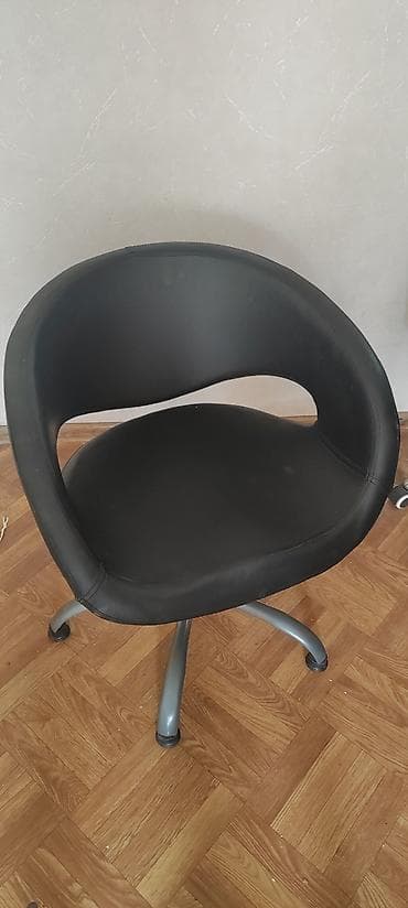 mebel sederek: Döşənmiş ofis/ev kreslosu - Rəng: qara - Material: yumşaq eko‑dəri — 2
