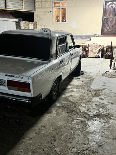 турбо аз подержанные автомобили таеота приюс аренд: Lada 2107 sedan – ağ rəngli, klassik kuzov. Üstündə dam “TAXI” işarəsi — 3