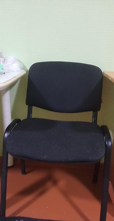 restoran mebeli: Ofis/konfrans kreslosu – klassik qara rəng. - Rahat, yumşaq oturacaq — 1