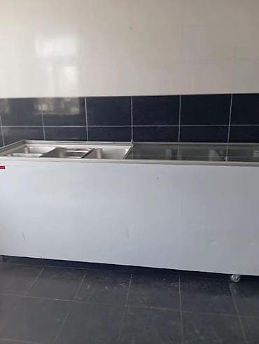 dəmir vitrin: Bu, sürüşmə şüşə qapaqları olan ağ rəngli kommersiya soyuducusudur — 4