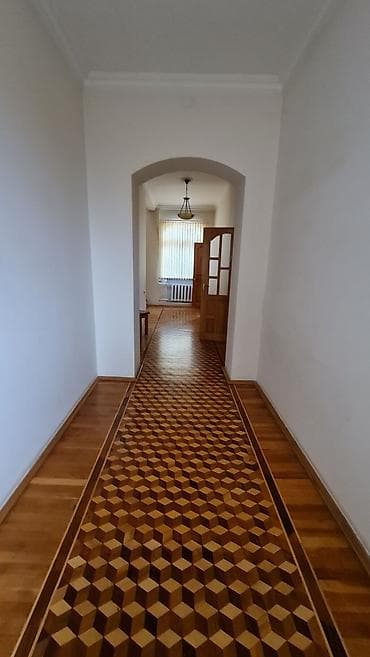 a frame ev tikintisi: 3 mərtəbəli, klassik üslubda layihələndirilmiş fərdi yaşayış evi və — 6