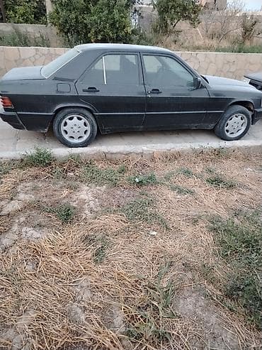 mercedes 180 b: Mercedes-Benz 190 (W201) sedan - Kuzov: 4 qapılı sedan, qara rəng - — 1