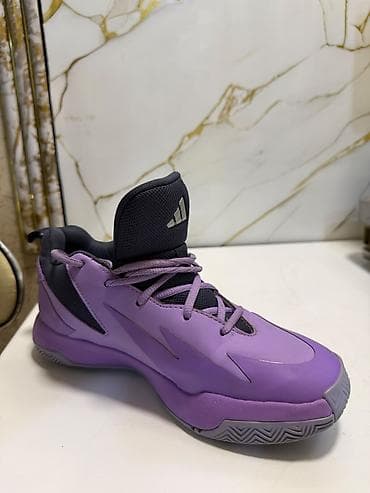 Bənövşəyi rəngdə Adidas basketbol ayaqqabısı. Model yüksək boğaz