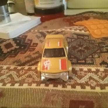 maşın oyuncaqı: Qızılı rəngdə metal oyuncaq maşın – kiçik ölçülü model avtomobil — 1