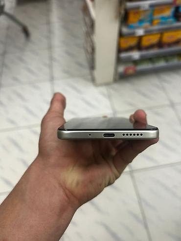 Məhsul: Smartfon - Korpus: Düz kənarlı metal çərçivə, aşağı hissədə