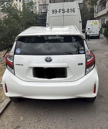 Toyota Aqua hibrid hetçbek Xüsusiyyətlər: - Hibrid benzin-elektrik