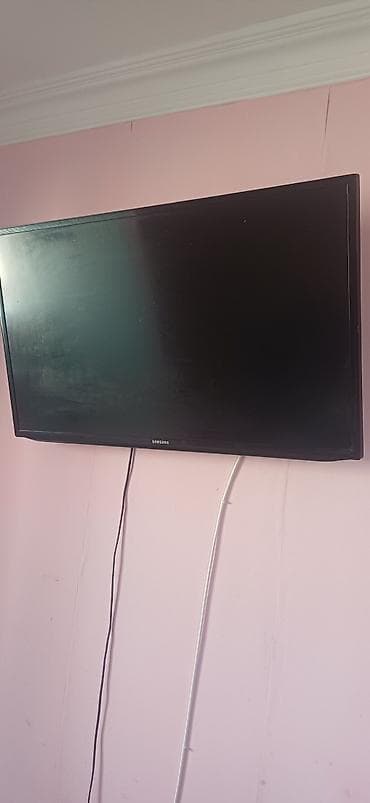 Samsung LED televizor - Təxminən 32–40 düym ekran (divara montajlı