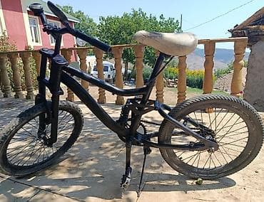 16 lik velosiped: Qara rəngli, tam asqılı velosiped. Model BMX/dağ velosipedi üslubunda — 1