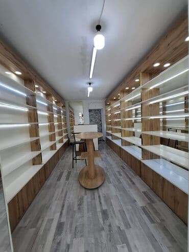 вешалки напольные для одежды оригинальные: Mağaza üçün vitrin və rəf sistemi - İki tərəfli divar boyu modul — 2