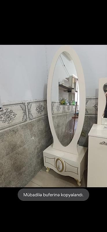 taxta komod: - Klassik üslubda oval güzgülü dresser/komod. - Rəng: krem-ağ, qızılı — 1