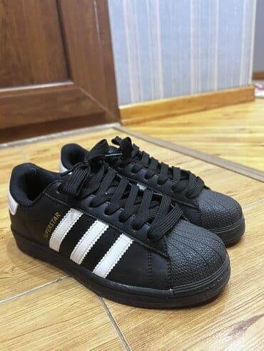 krasofka qiz ucun: Qara rəngdə, klassik “shell-toe” dizaynlı idman ayaqqabısı. - Model — 1