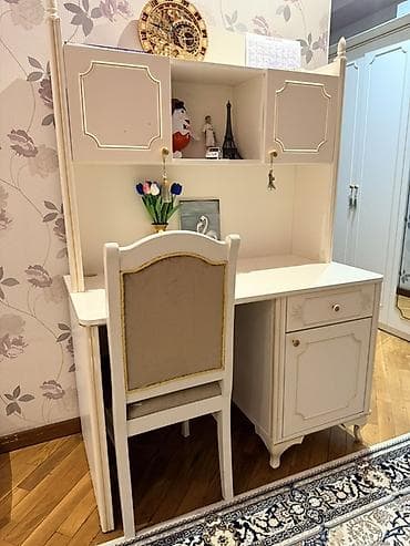 qabag stolu: Klassik üslubda yazı-masa və rəfli üst modul dəsti - Rəng: krem/ağ — 1