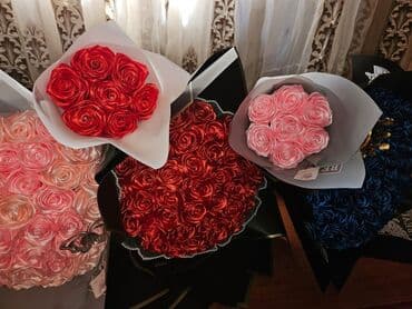 15 yas tortlari: Saten lentlərdən hazırlanmış, qızılı kəpənəklərlə bəzədilmiş gül — 4