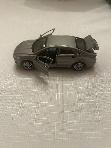Oyuncaqlar: Metall oyuncaq avtomobil – sedan model. Xüsusiyyətlər: - Gümüşü — 5