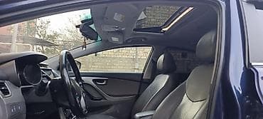 4 teker: Hyundai Elantra sedan – tünd mavi rəng, aerodinamik kuzov və xrom — 9