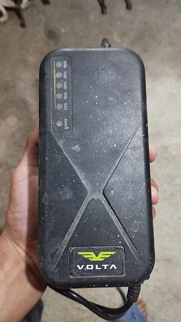 12 volt adapter: Demeli moped on hisseden qeza olunub yanlarında ciziglar var — 2