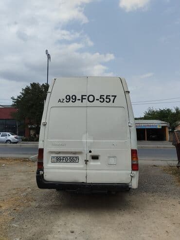 traktor altlıqlı ağ bosonojkalar: Ford Transit furqon, ağ rəngdə və yükdaşıma üçün uyğun. Geniş daxili — 4