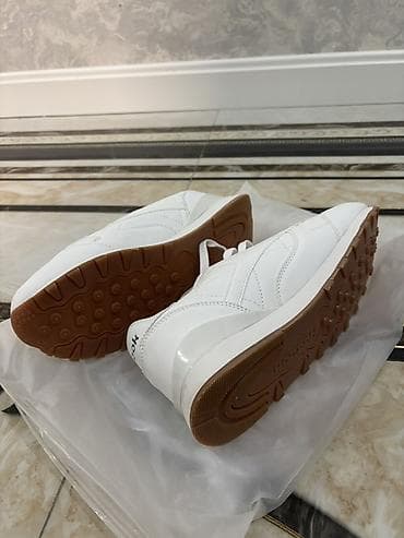 paltarı: Məhsullar Rusiyadan gəlib. Qara adidas 1 ədəd, Göy adidas 2 ədəd — 3