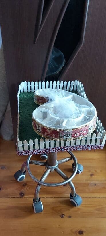 nisan ucun ev dekoru: Novruz xoncasi. Ot örtüyü və ağ çəpər detalları ilə bəzədilmiş — 4