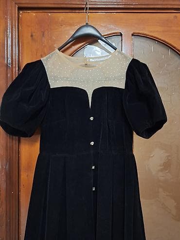 Qadın paltarı – qara məxmər, midi uzunluqda - Üst hissə: bəj rəngli