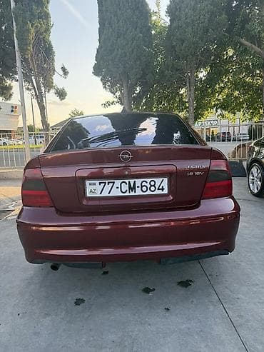 Opel Vectra: 1.8 л | Хэтчбэк — 4