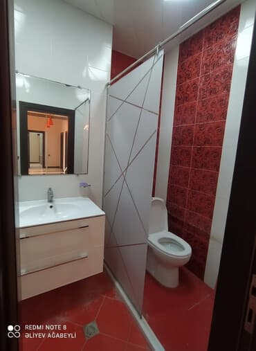 ванна душ: Ağ rəngli tumba üzərində ağ unitaz və güzgü olan hamam otağı dəsti — 1