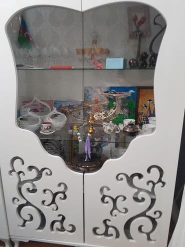 Şüşəli dolab vitrini