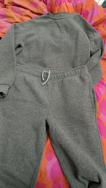 Boz rəngli ikili idman dəsti: - Yuxarı hissə: klassik crewneck