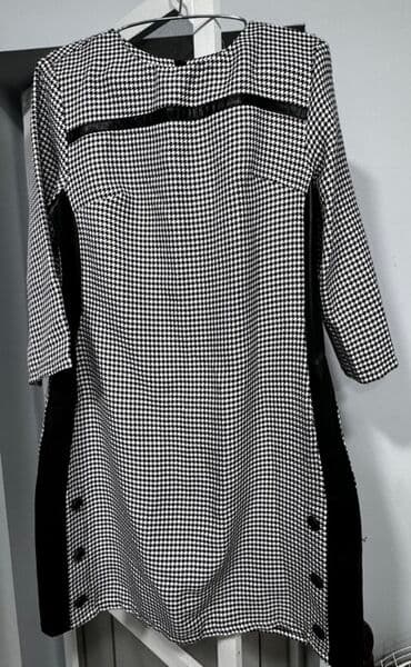 женское платье из букле: Qadın paltarı – qara‑ağ “houndstooth” (qaz dişi) naxışlı, dizə yaxın — 1