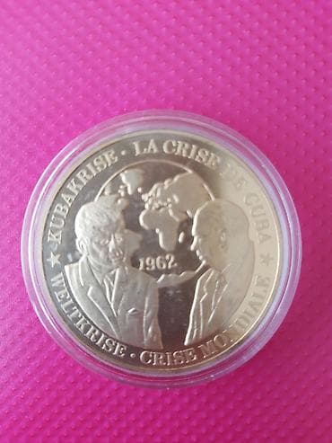 Kolleksiya üçün xatirə medal/monet. Ön tərəfdə “Kuba Krizi – Weltkrise — 1