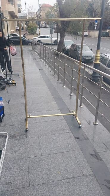 Setka vitrinləri: Metal geyim asılqanı – sərt, möhkəm profil borudan hazırlanmış sərbəst — 3