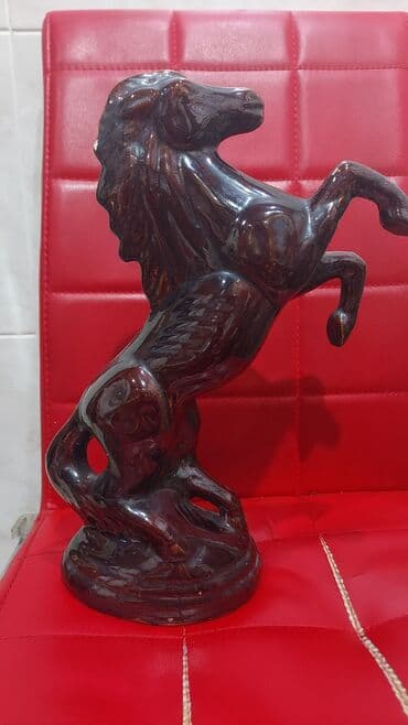 At statuetka, ölçüləri 37×17 sm, qiyməti 30 azn