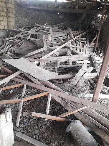 Köhnə tikinti materialları və taxta məmulatları toplusu bir qazeli 100