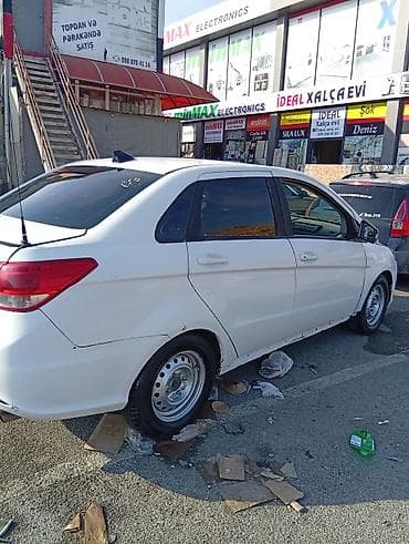1000 manat ilkin ödəniş maşin heç bir prablemi yoxdu Ağ rəngli 4 — 5