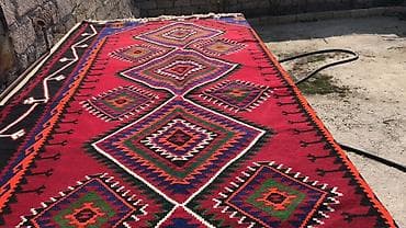 qedimi xalca: Məhsul: Ənənəvi naxışlı xalça Təsvir: - Qırmızı fon üzərində rombvari — 2