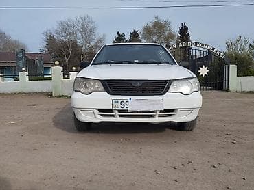 qazel yuk maslnl: Ağ rəngli sedan. Texniki və xarici xüsusiyyətlər: - 4 qapı, 5 yerlik — 7