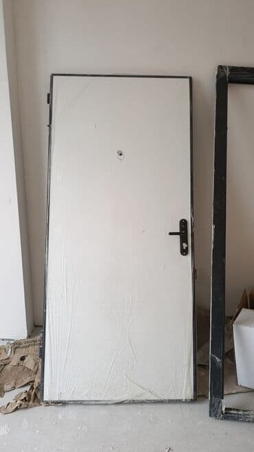 Dekorativ divar panelləri: Metal təhlükəsizlik qapısı. Qapının bir tərəfi tünd boz/qara, digər — 2