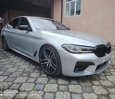 Nəqliyyat: BMW 5 Seriyası sedan – gümüş rəngdə, M paket vizual komplekti ilə — 3